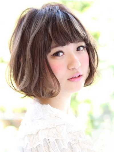 國(guó)字臉女生適合的發(fā)型，蓬松卷發(fā)最修顏