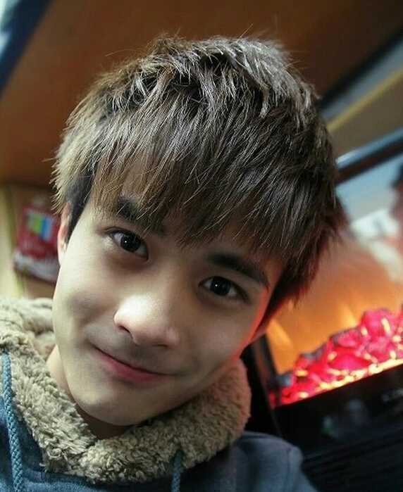 秋季男生時髦短燙發(fā)發(fā)型圖片