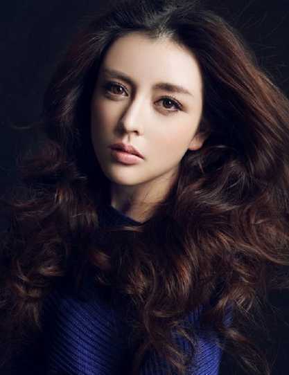 女生優(yōu)雅氣質(zhì)長(zhǎng)長(zhǎng)燙發(fā)發(fā)型圖片