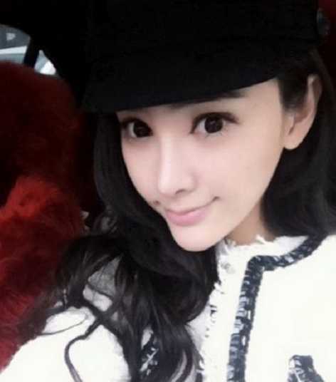 女生優(yōu)雅氣質(zhì)長(zhǎng)長(zhǎng)燙發(fā)發(fā)型圖片