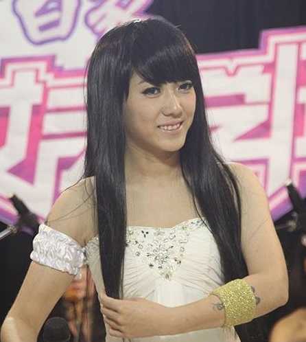 2022快女劉忻長發發型更顯女人味