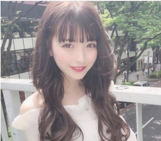 女生編織燙卷發(fā)發(fā)型圖片