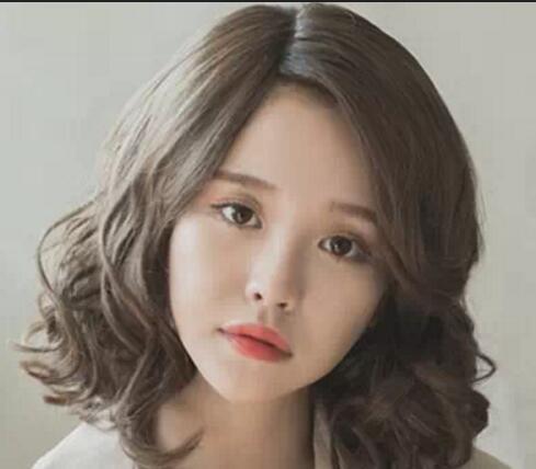 女生不對(duì)稱短發(fā)卷發(fā)如何打理迷人