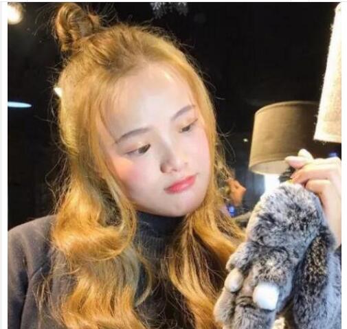 顯年輕的卷發發型如何扎
