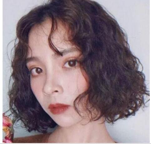 女生短發(fā)羊毛卷發(fā)型圖片短發(fā)羊毛卷這樣扎女人味十足