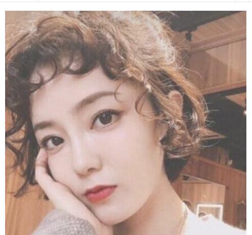 女生短發(fā)羊毛卷發(fā)型圖片短發(fā)羊毛卷這樣扎女人味十足