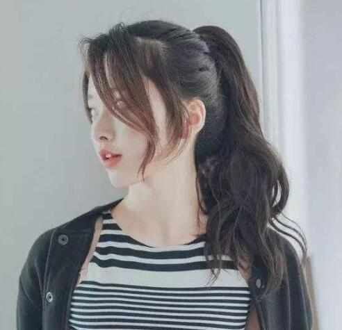 女生八字翹劉海發型圖片