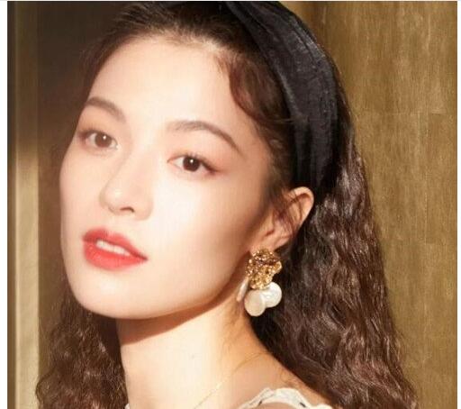2022年出現(xiàn)了最新的女生木馬卷發(fā)發(fā)型正流行又美麗