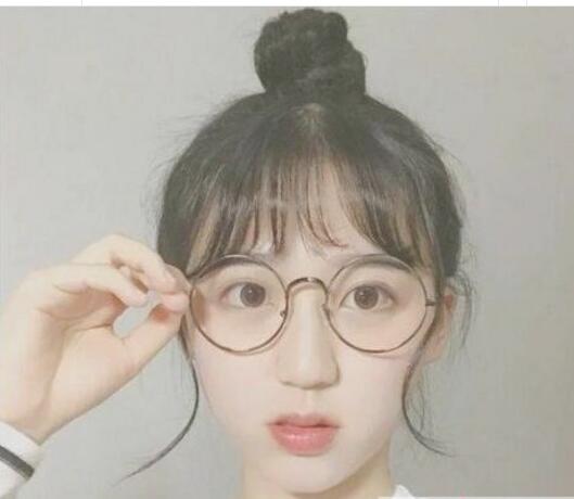 女生空氣劉海戴眼鏡發型