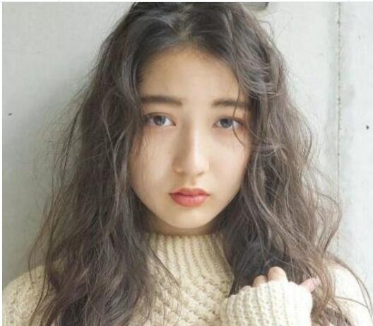 胖女生適合的時尚卷發(fā)發(fā)型時髦搶眼又顯瘦