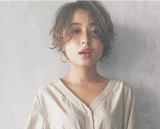 日系風女生短發卷發發型短發控女生的最愛