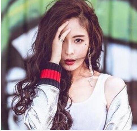 頭頂尖的女生卷發(fā)發(fā)型設(shè)計(jì)頭頂尖女生完美卷發(fā)發(fā)型