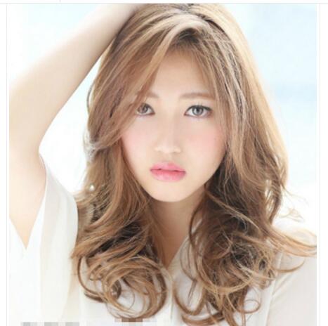 時尚的長發(fā)螺旋卷發(fā)發(fā)型浪漫又有女人味