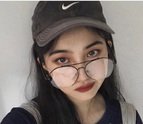 復古風的女生黑色長直發發型造型