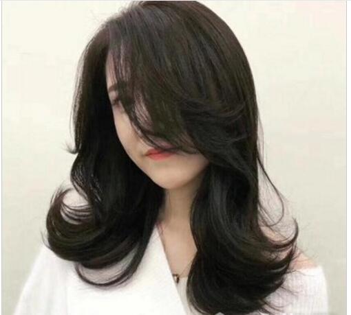 修顏又減齡半燙卷女生發(fā)型現(xiàn)在比較流行