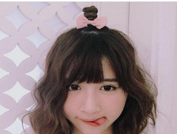迷人短卷發發型四個季節都適合的時尚發型