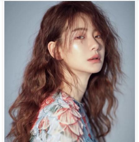 蓬松嬉皮風的女生長發卷發發型