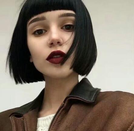 女生英倫復(fù)古短發(fā)卷發(fā)圖片