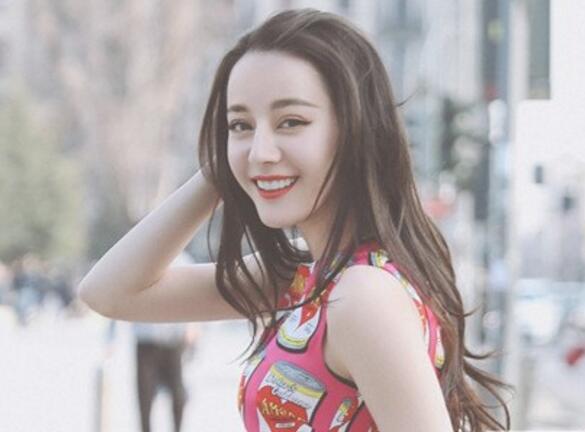 2022時尚女生中長卷發發型圖片
