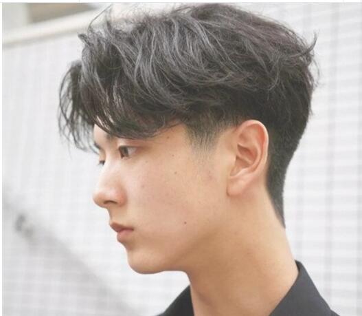 男生燙發發型卷得帥氣又個性