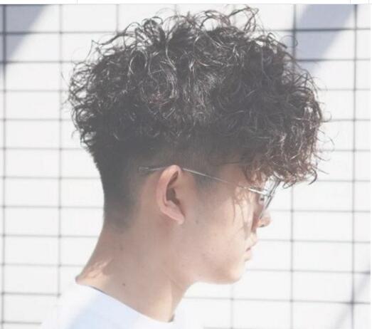 男生燙發發型卷得帥氣又個性