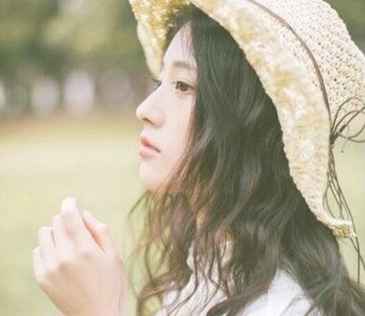 好看的女生微卷發發型氣質恬靜盡顯青春魅力