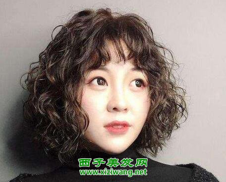 適合自然卷女生的發型有哪些