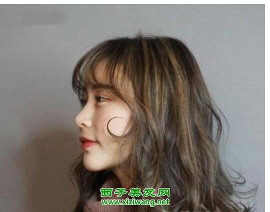 女生鎖骨全頭燙發(fā)型時尚洋氣鎖骨燙發(fā)就這樣扎