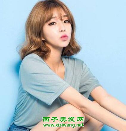 2022年流行的齊肩卷發(fā)發(fā)型圖片女人味齊肩卷發(fā)都這樣扎