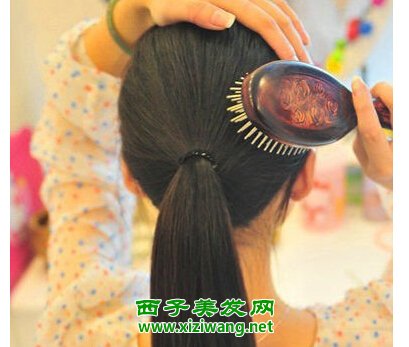 女生中分直發發型扎法步驟