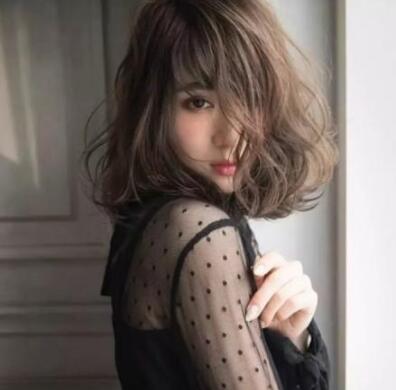 凌亂卷發短發怎么卷五款女生凌亂卷發短發告訴你答案