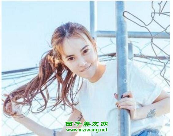 馬尾卷發如何扎好看適合學生馬尾卷發發型圖片