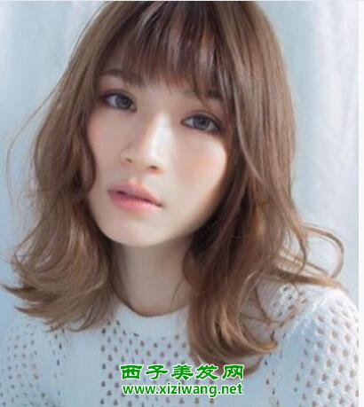女生中長發(fā)波浪卷發(fā)發(fā)型圖