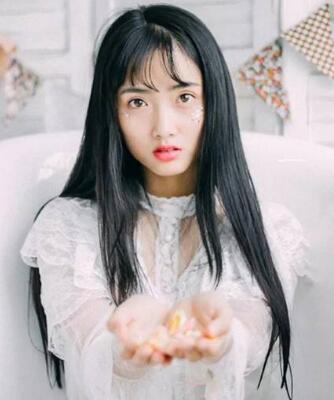 女生黑直發劉海怎么弄好看