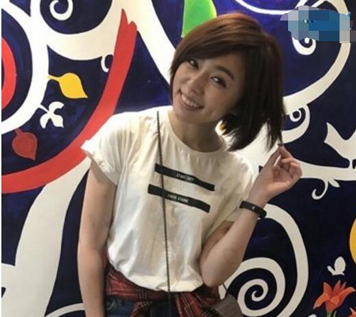 層次感很強(qiáng)的女生短發(fā)發(fā)型蓬發(fā)的個(gè)性短發(fā)造型