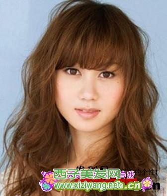 適合圓臉女生的卷發發型圖片