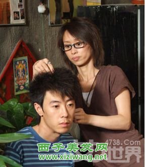 男生錫紙燙短發(fā)發(fā)型欣賞