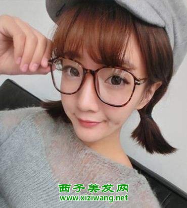 戴眼鏡女生齊劉海短發發型圖片