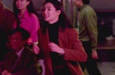 香港女明星80年代卷發圖片示范復古卷發如何扎
