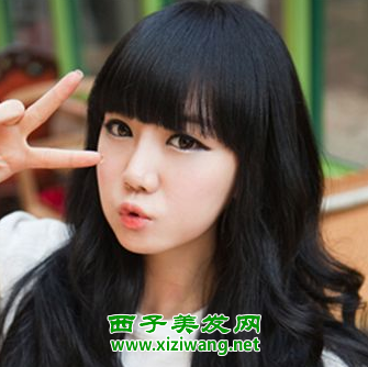 披肩齊劉海自來卷發(fā)型活潑又有甜美氣質(zhì)