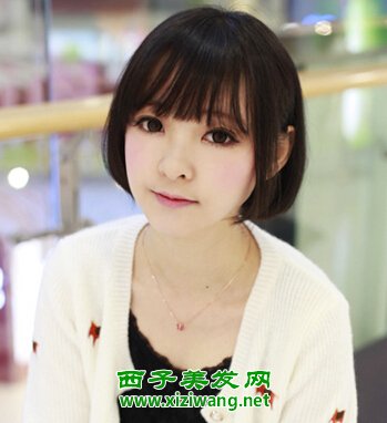 年輕女生薄短齊劉海發型圖片能變年輕的發型