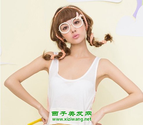 白色鏡框女生齊劉海圖片