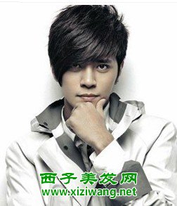 最新男生斜劉海的發(fā)型修飾臉形的絕佳發(fā)型