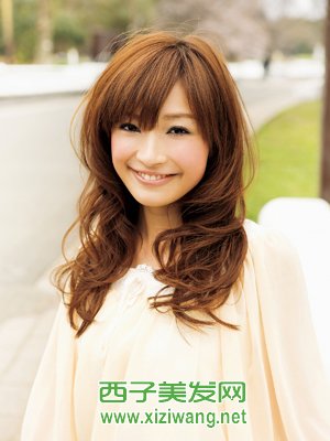女生長卷發(fā)發(fā)型人見人愛