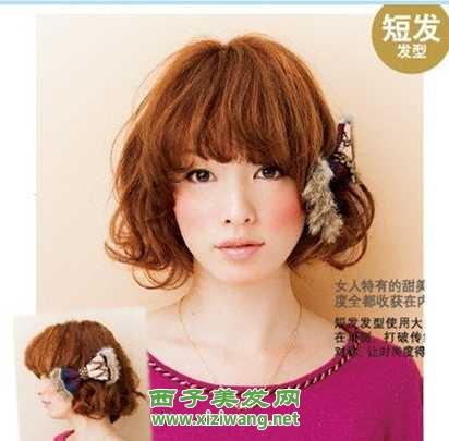 女生甜美側(cè)辮子卷發(fā)diy步驟