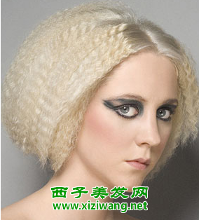 中分波波頭玉米燙發(fā)型圖片女生個性燙發(fā)就這樣扎
