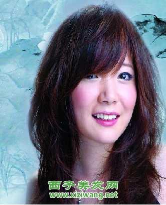 大學女生個性卷發(fā)發(fā)型圖片