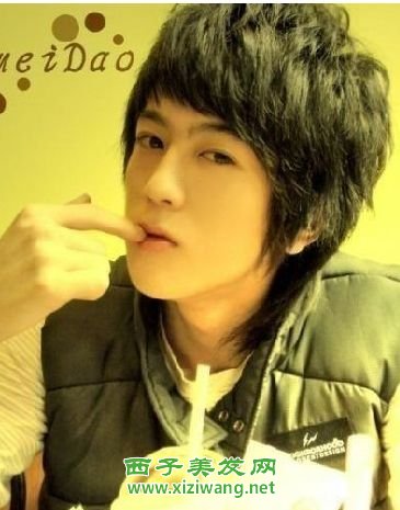 好看男生離子燙發(fā)型