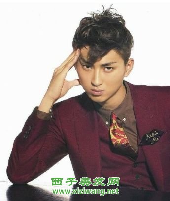 好看男生離子燙發(fā)型