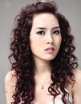 女生螺旋燙滿頭小卷發型圖片夸張又搶眼卷發發型